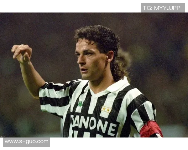 闭眼回忆足球明星的辉煌瞬间与激情岁月的交织之旅