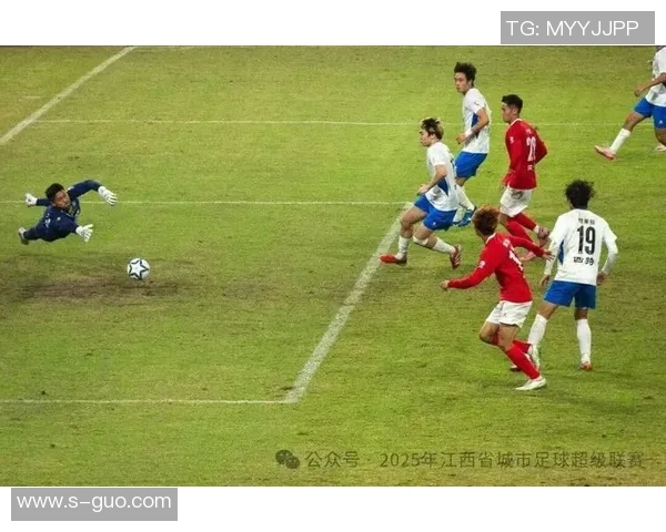 热情球迷齐聚一堂欢呼足球明星归来盛况空前