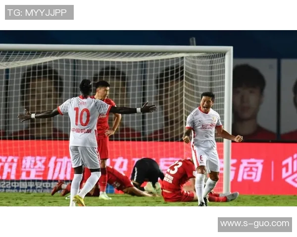 中国足球明星因失误公开道歉引发球迷热议与反思